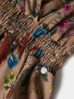 Vestido com estampado floral e decote em trespasse