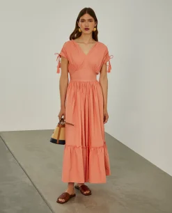 Vestido comprido com folhos e alças ajustáveis