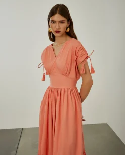 Vestido comprido com folhos e alças ajustáveis