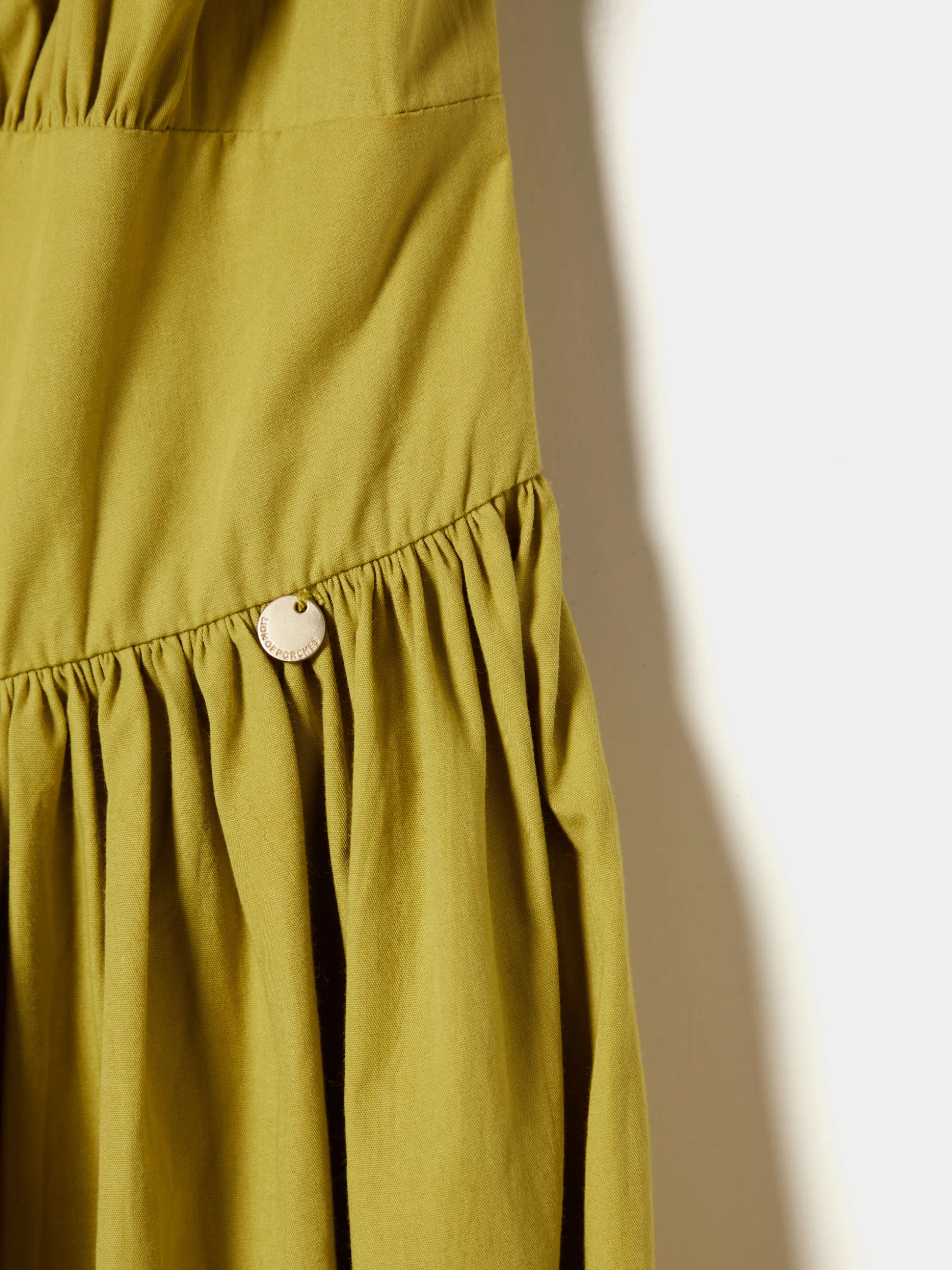 Vestido comprido com folhos e alças ajustáveis