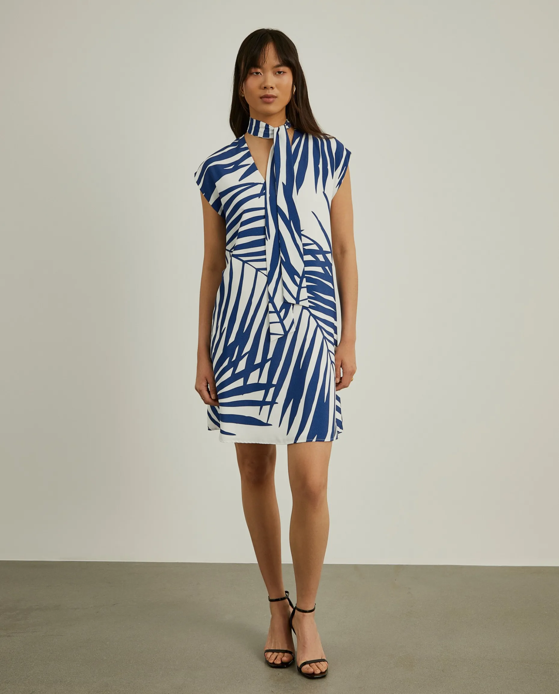 Vestido curto com folhas