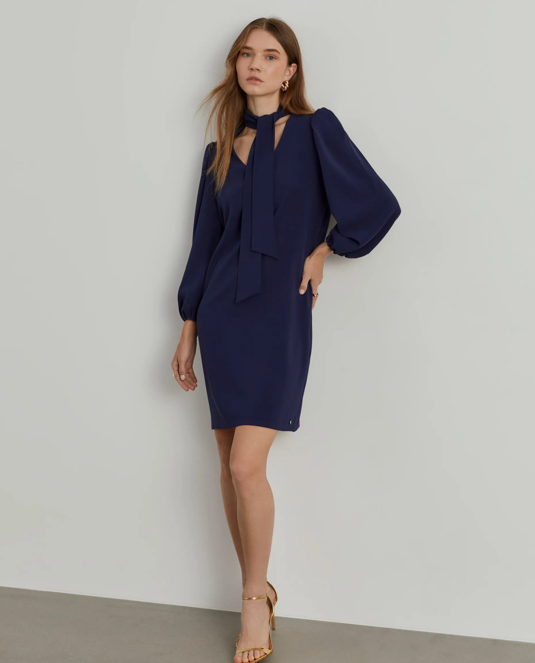 Vestido curto com laçada e mangas abalonadas