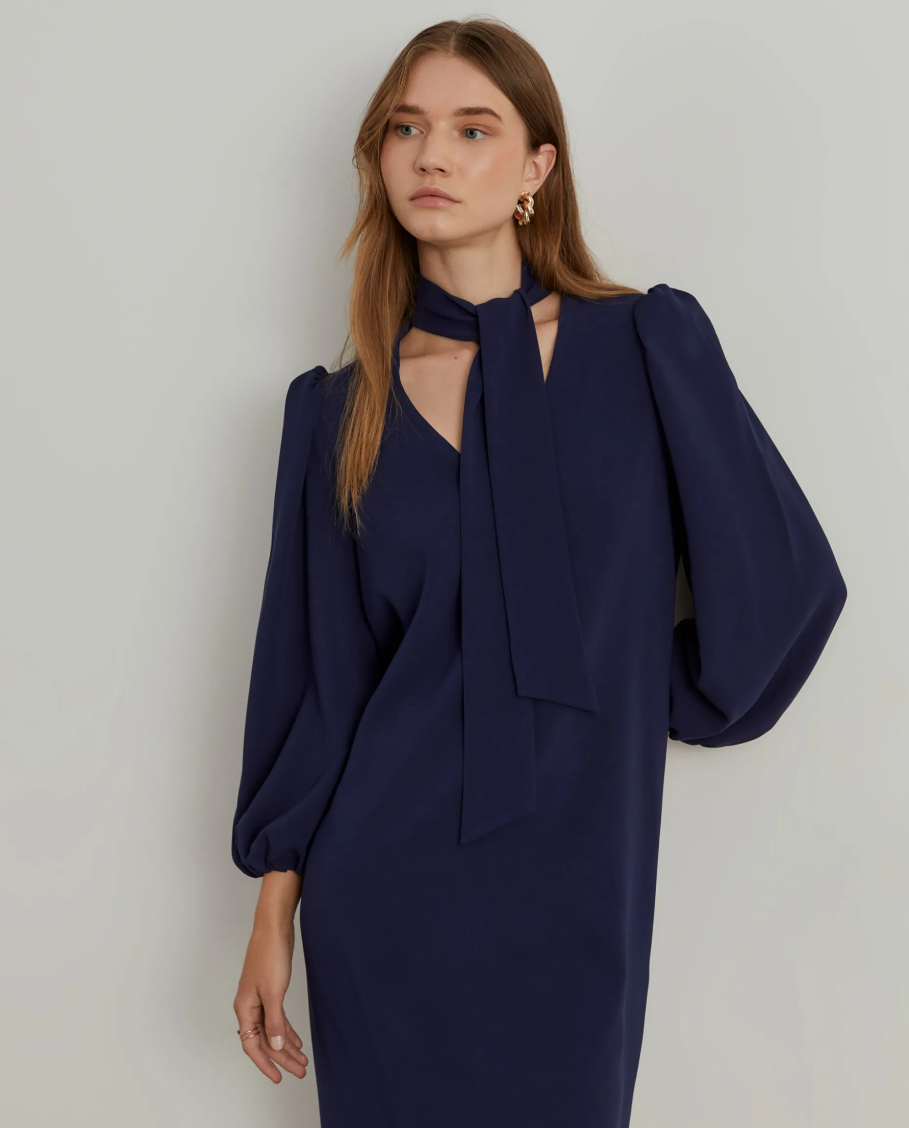 Vestido curto com laçada e mangas abalonadas