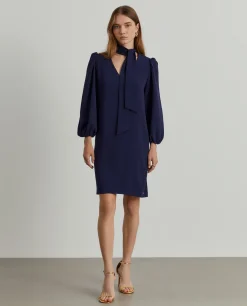 Vestido curto com laçada e mangas abalonadas