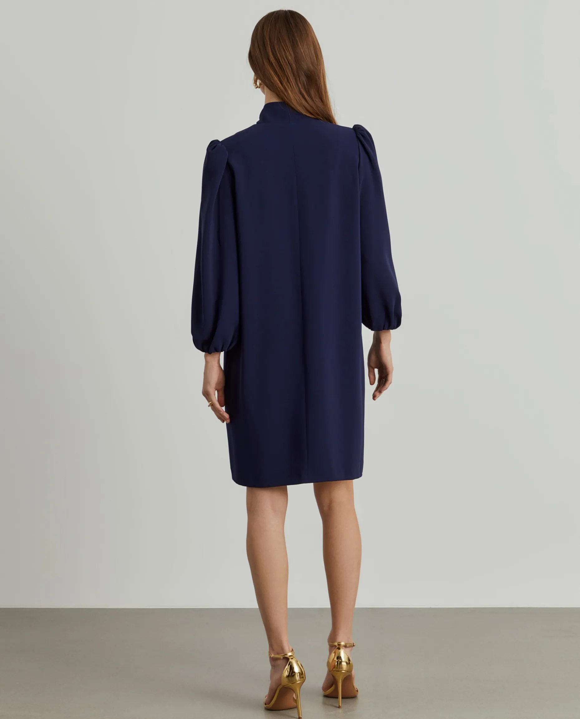 Vestido curto com laçada e mangas abalonadas