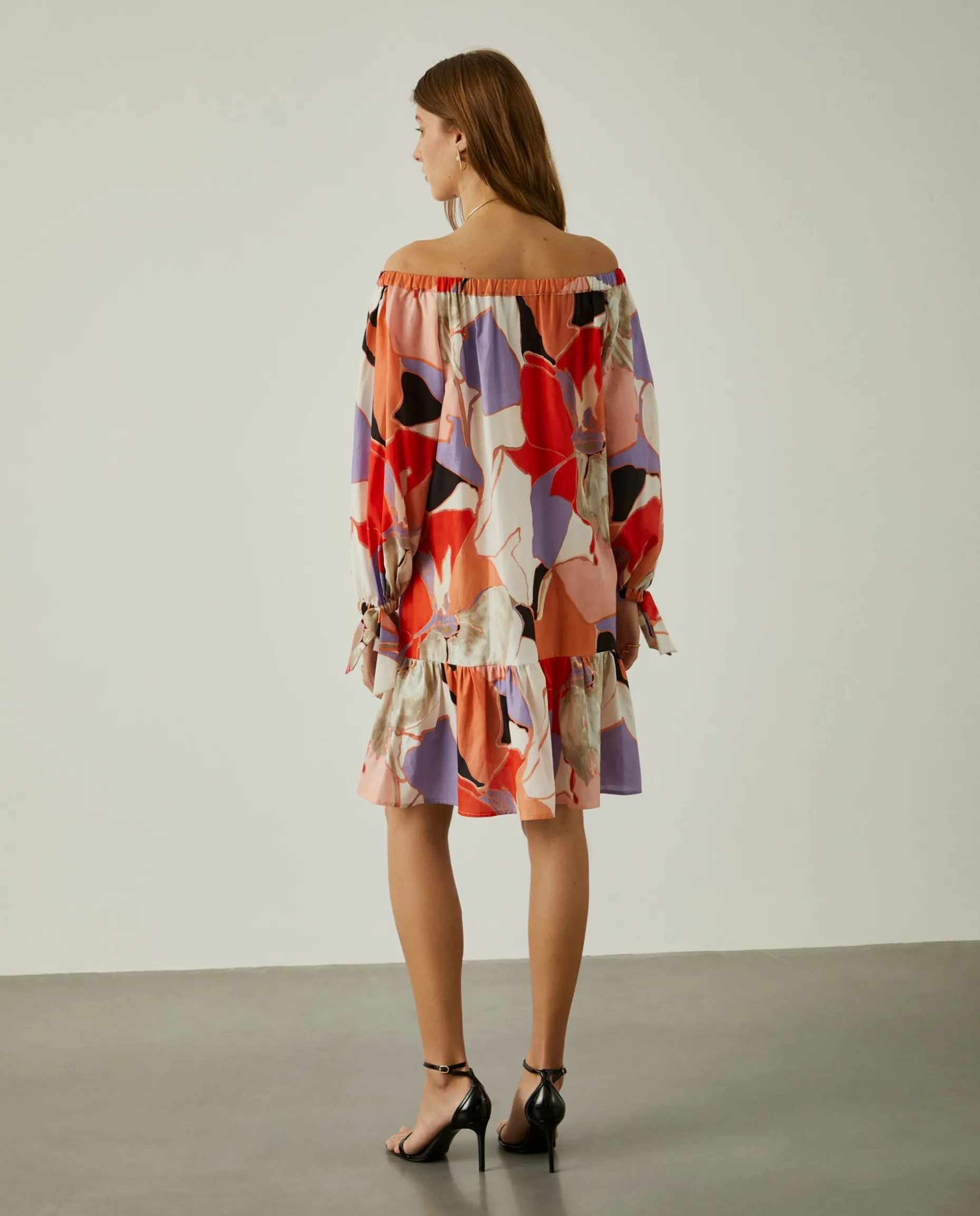 Vestido curto com padrão abstrato