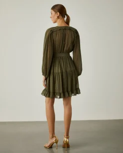 Vestido curto com padrão de pintas