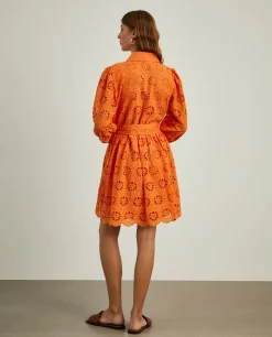 Vestido curto em bordado inglês e mangas abalonadas