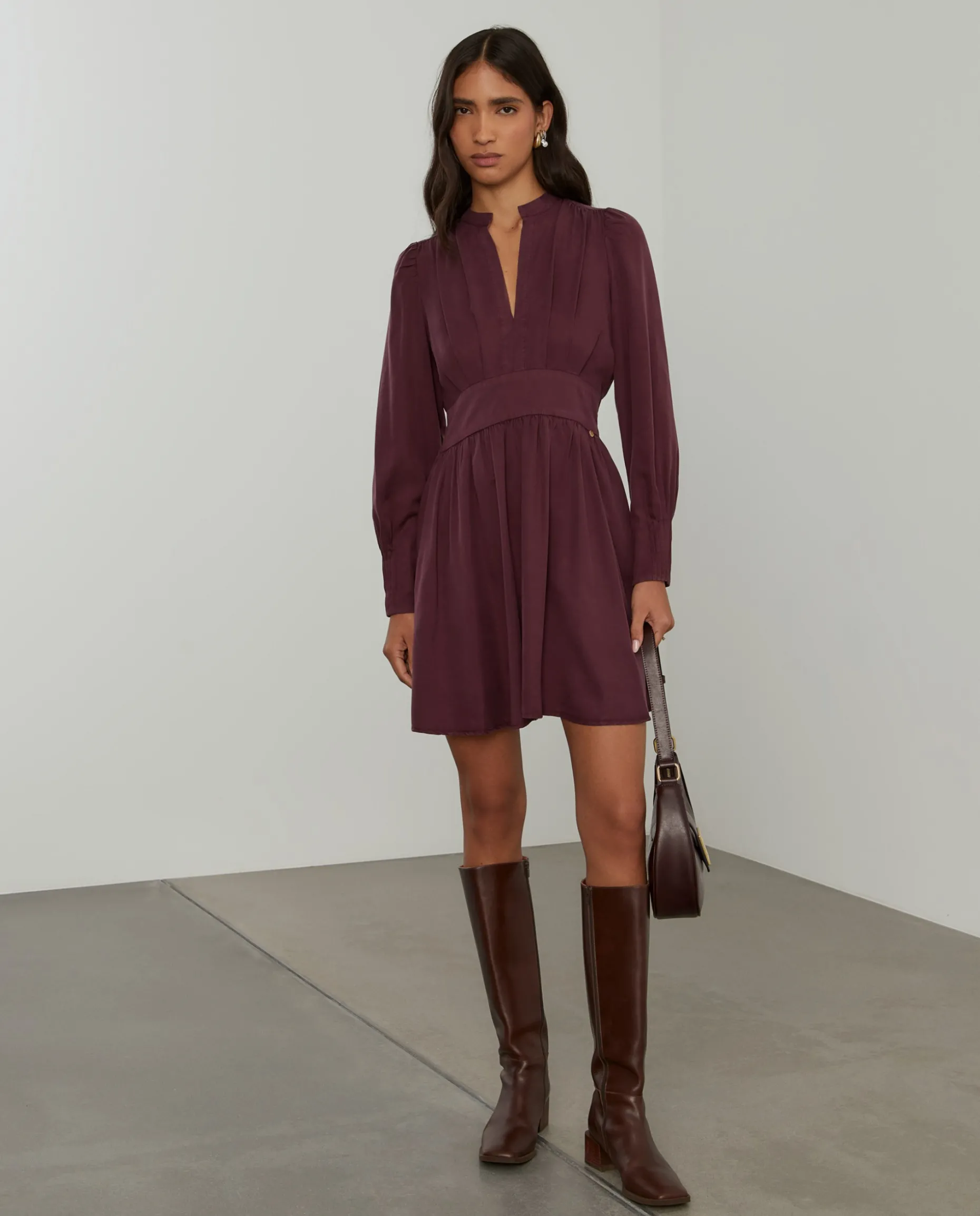 Vestido curto em tencel decote em V