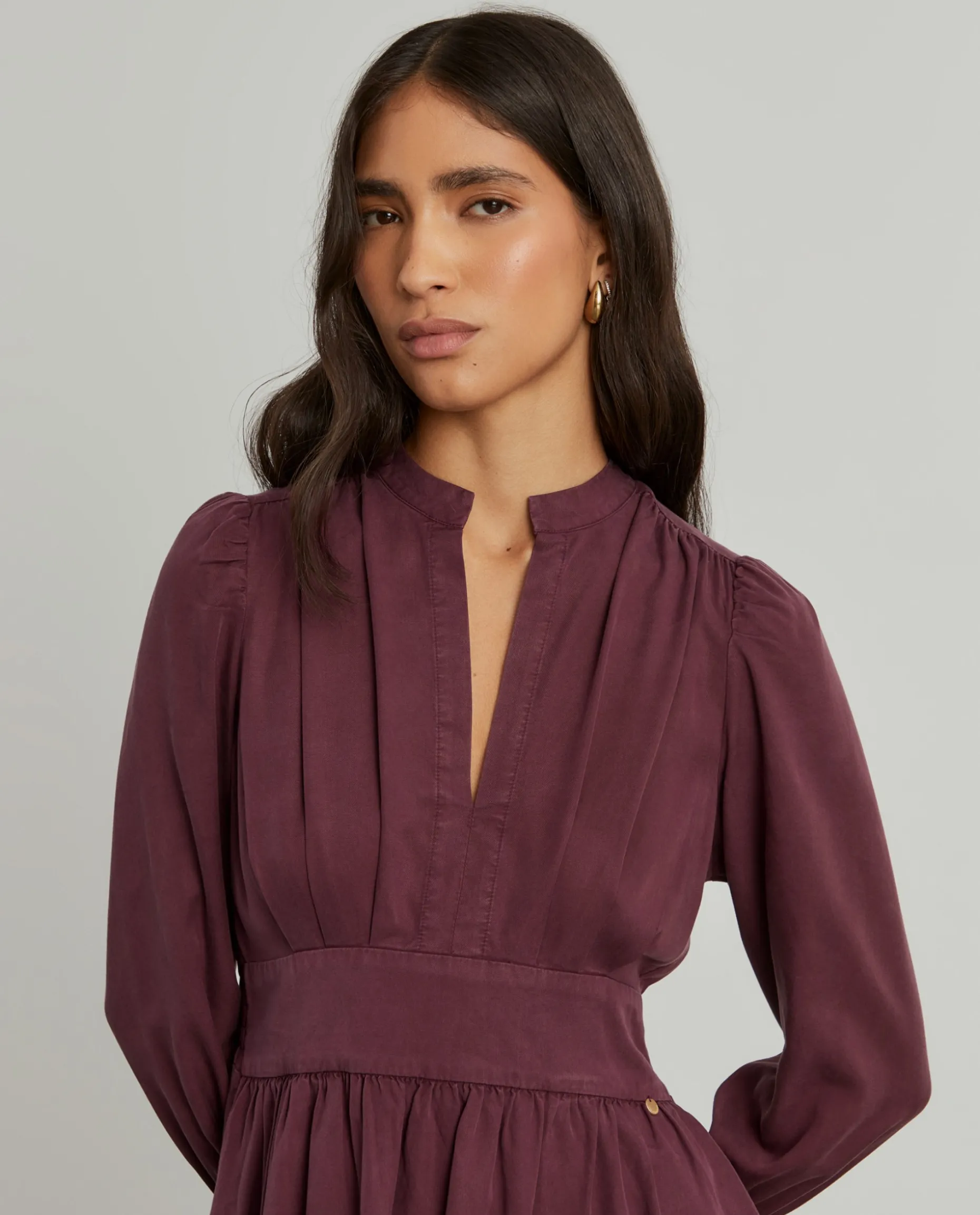 Vestido curto em tencel decote em V