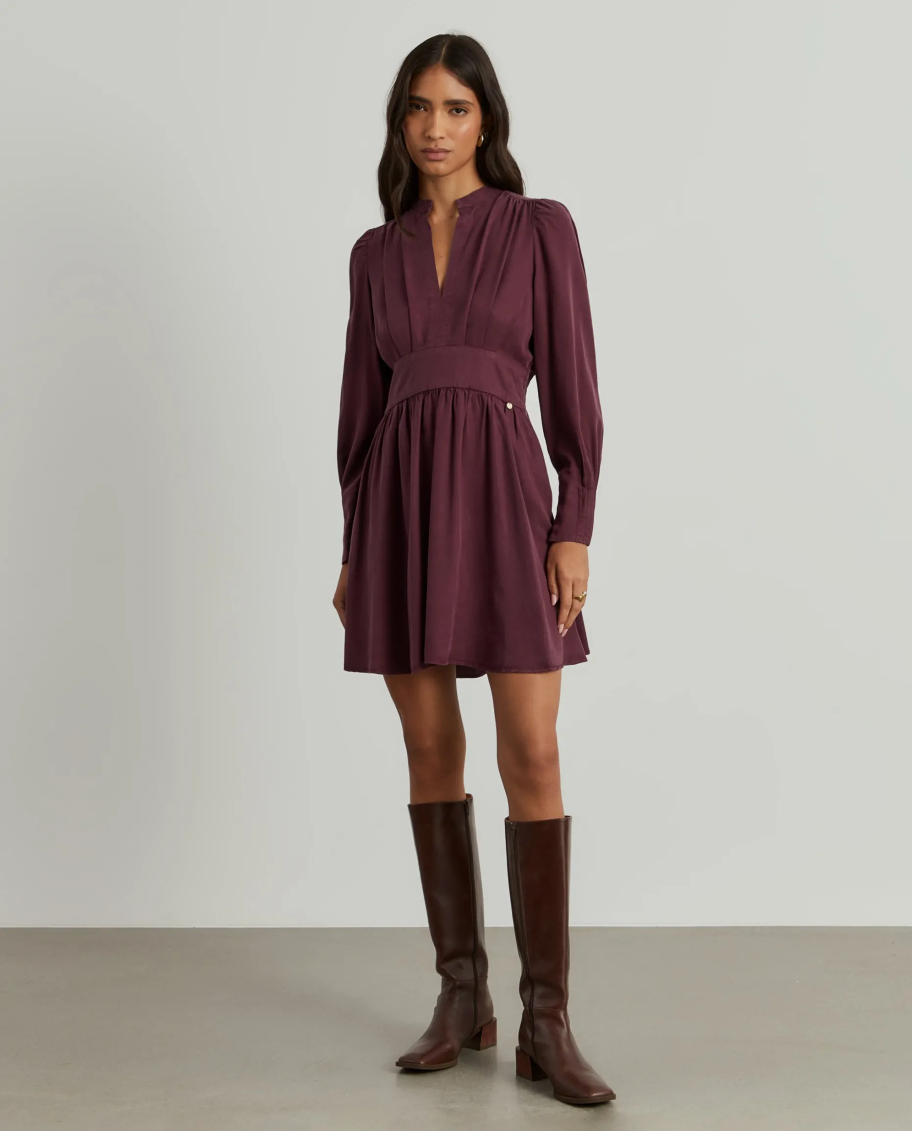 Vestido curto em tencel decote em V