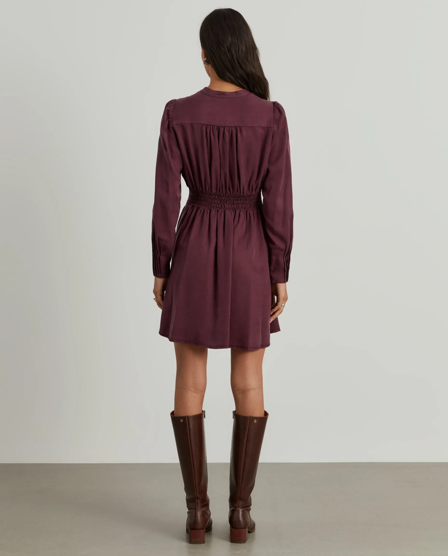 Vestido curto em tencel decote em V