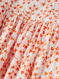 Vestido de alças com bordado de flores