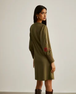 Vestido de malha com bordado