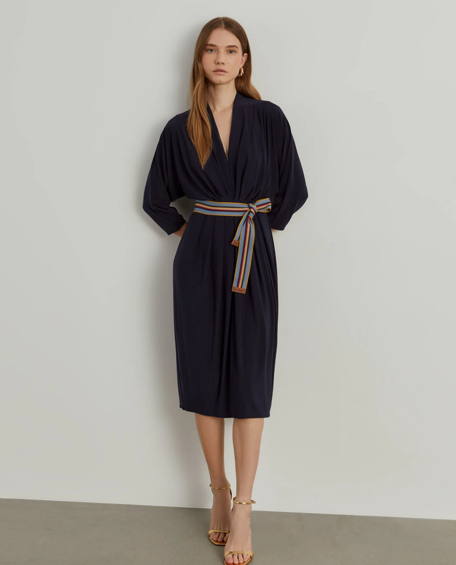 Vestido de malha fluida com cinto