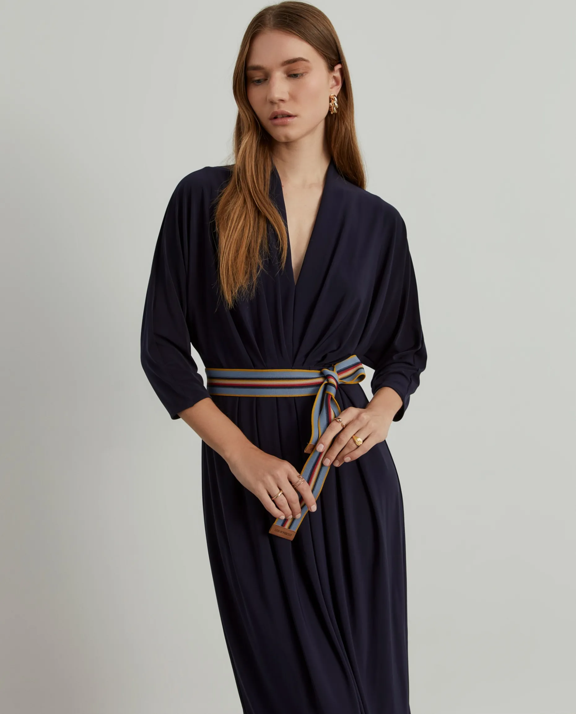 Vestido de malha fluida com cinto