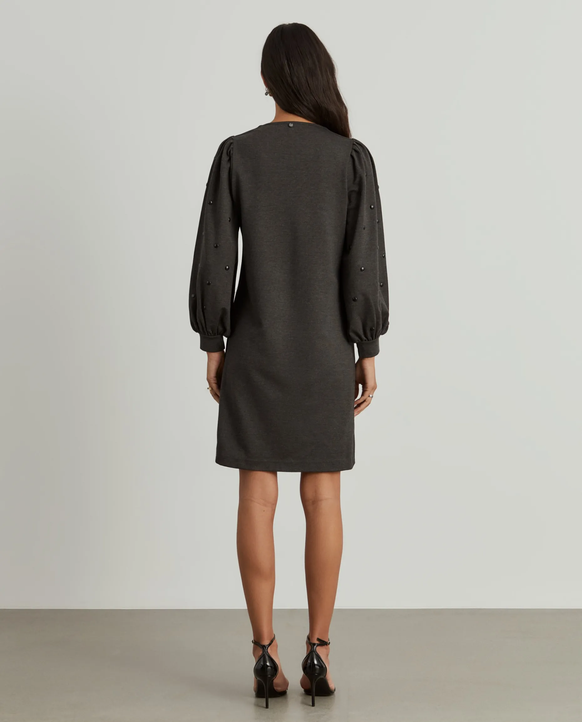 Vestido de malha manga comprida com tachas