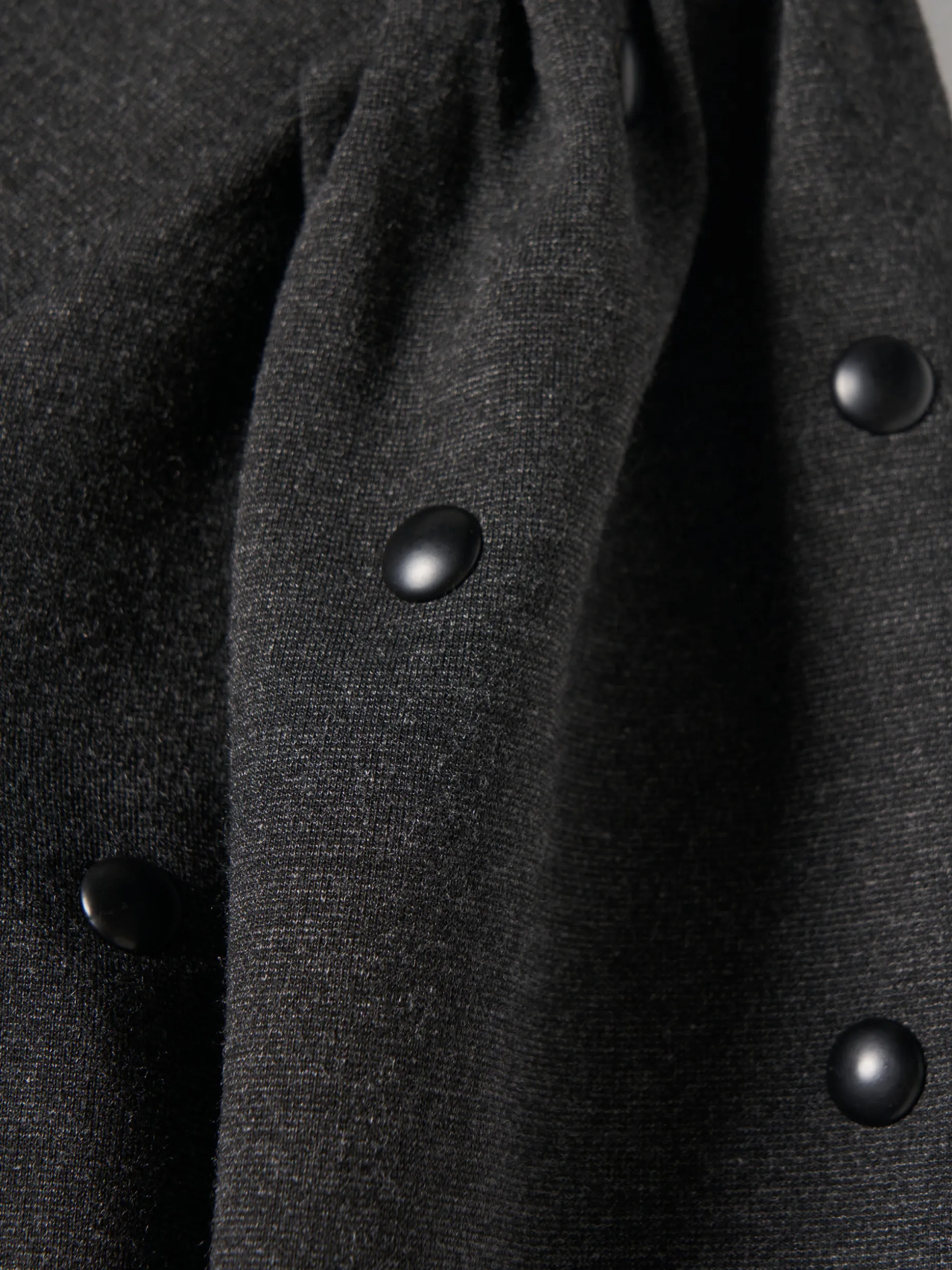 Vestido de malha manga comprida com tachas