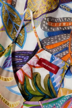 Vestido fluido de alças com padrão colorido