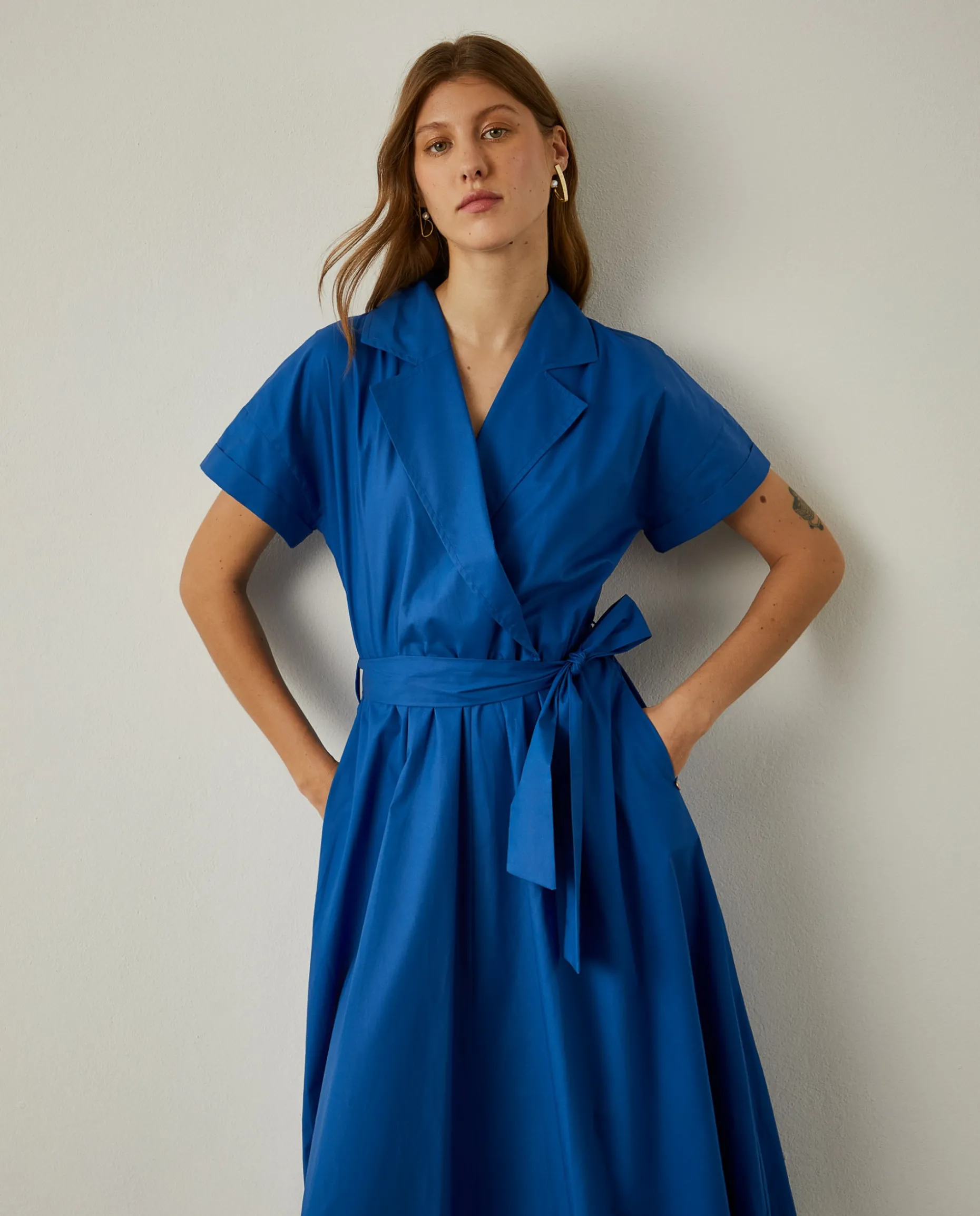 Vestido midi com decote de trespasse