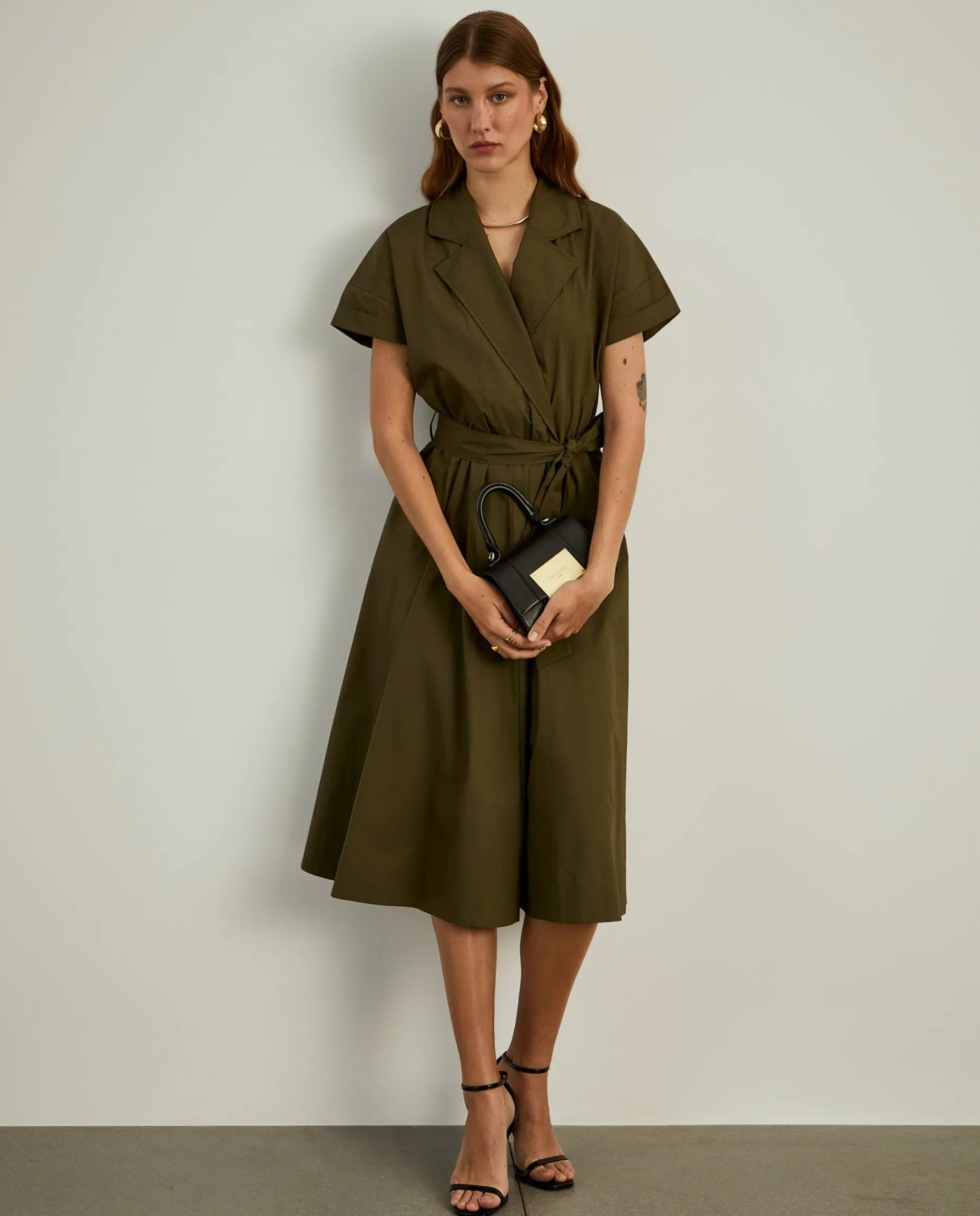 Vestido midi com decote de trespasse