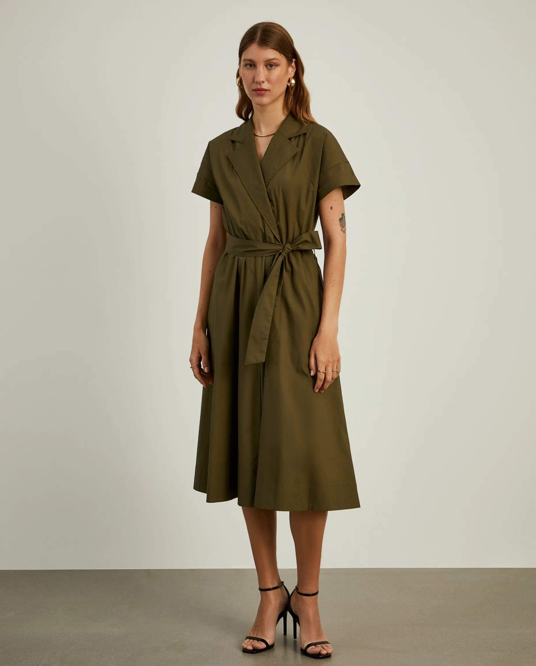 Vestido midi com decote de trespasse