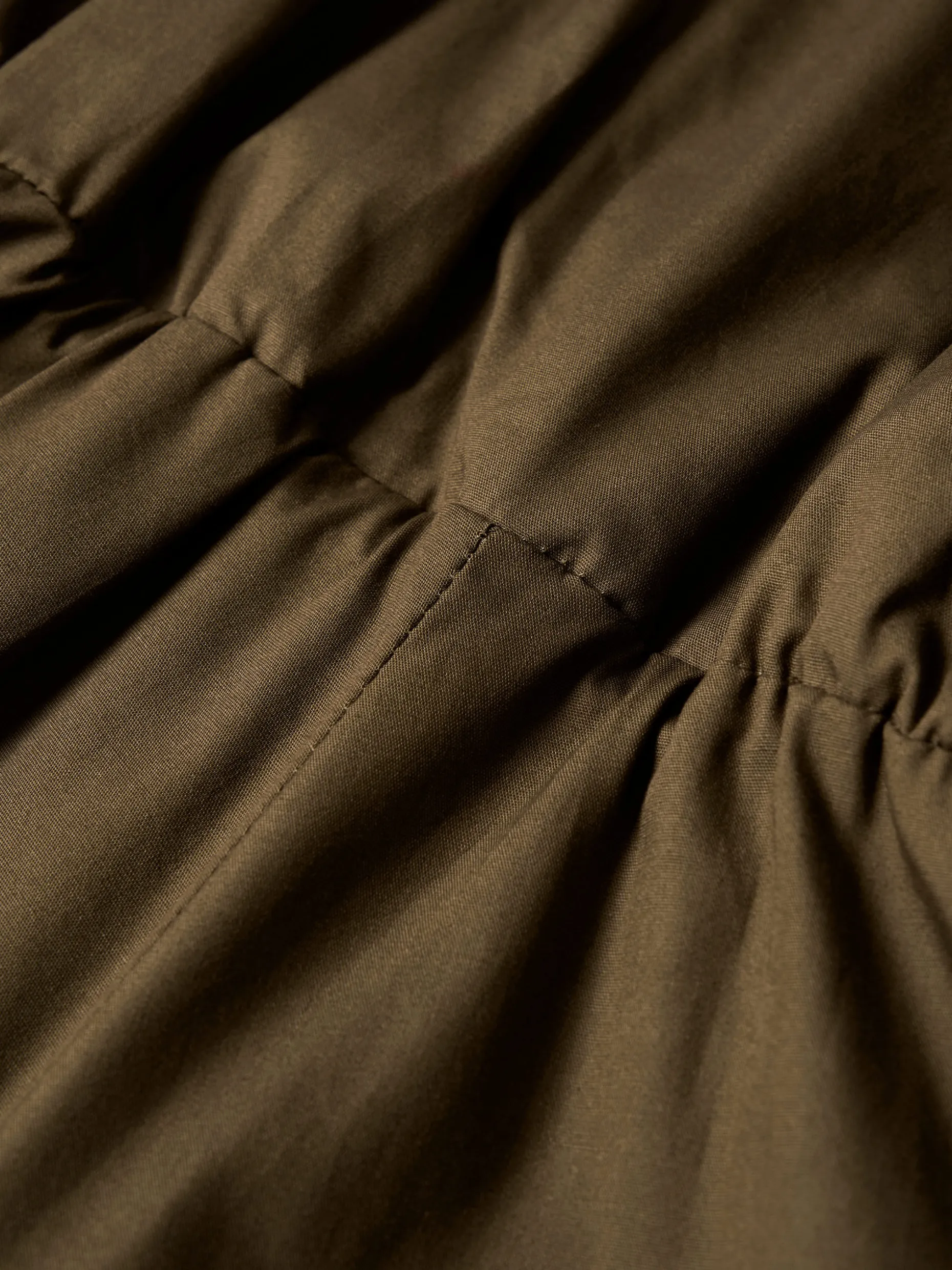 Vestido midi com decote de trespasse